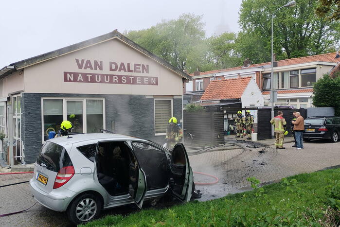 Auto vliegt spontaan in brand op oprit