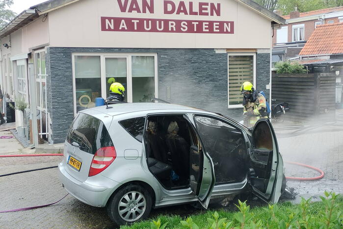 Auto vliegt spontaan in brand op oprit