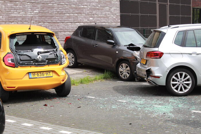 Automobilist trapt per ongeluk op gaspedaal en richt flinke schade aan