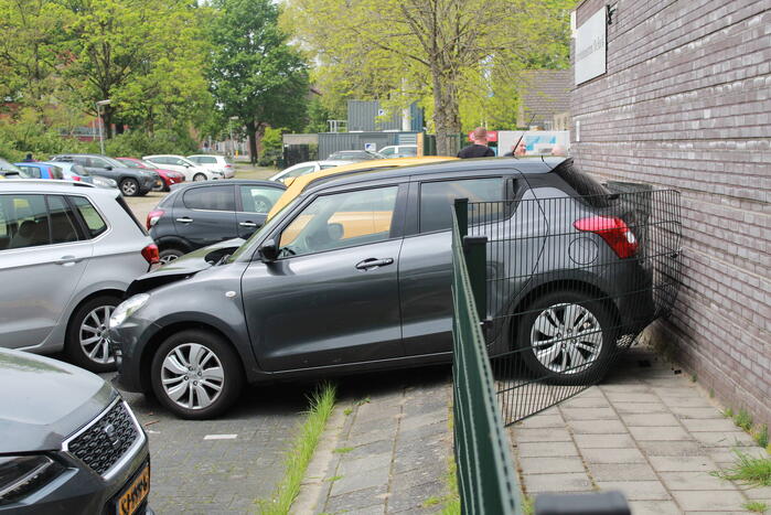 Automobilist trapt per ongeluk op gaspedaal en richt flinke schade aan