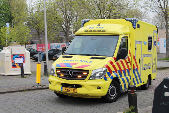 Automobilist trapt per ongeluk op gaspedaal en richt flinke schade aan