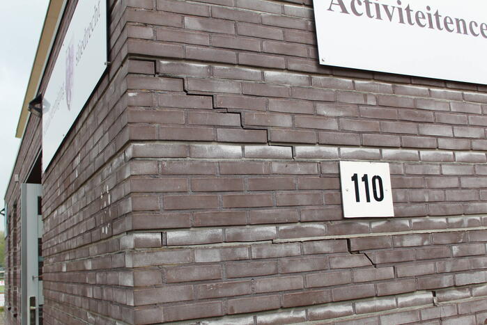 Automobilist trapt per ongeluk op gaspedaal en richt flinke schade aan