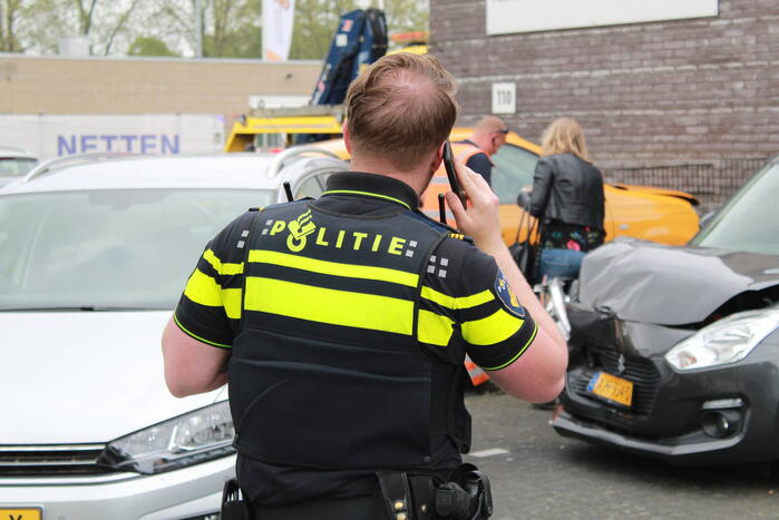 Automobilist trapt per ongeluk op gaspedaal en richt flinke schade aan