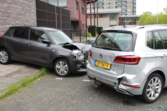 Automobilist trapt per ongeluk op gaspedaal en richt flinke schade aan