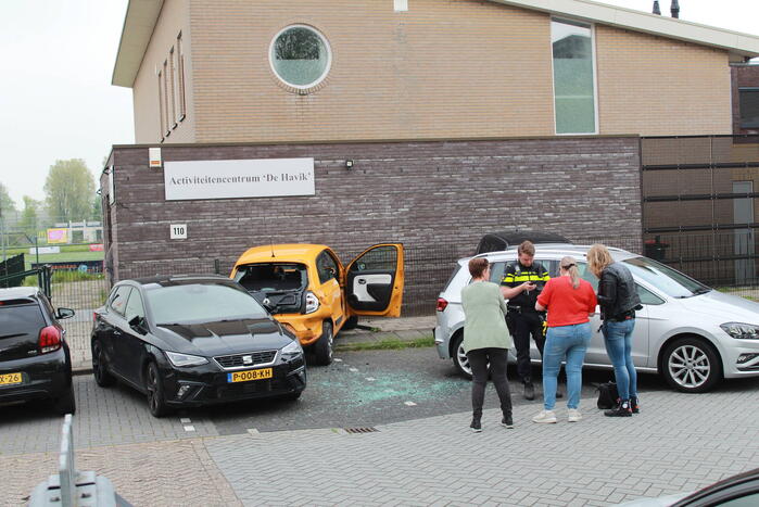 Automobilist trapt per ongeluk op gaspedaal en richt flinke schade aan