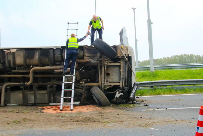 Verbindingsweg snelweg dicht door gekantelde vrachtwagen