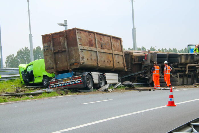 Verbindingsweg snelweg dicht door gekantelde vrachtwagen