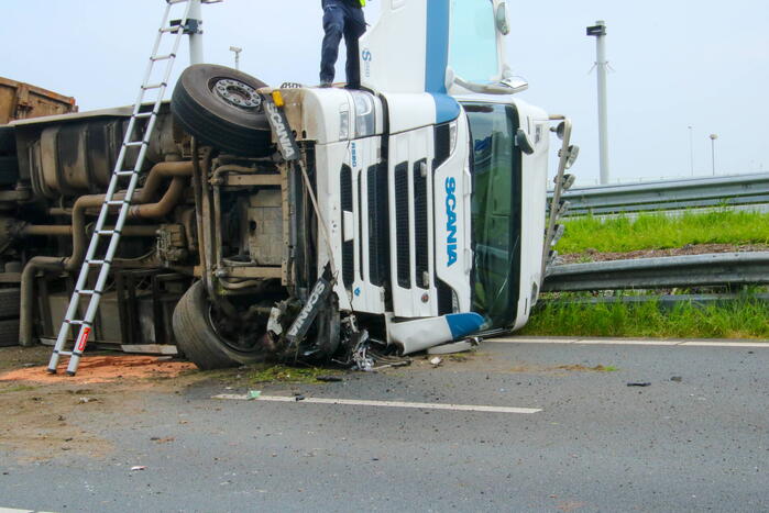 Verbindingsweg snelweg dicht door gekantelde vrachtwagen