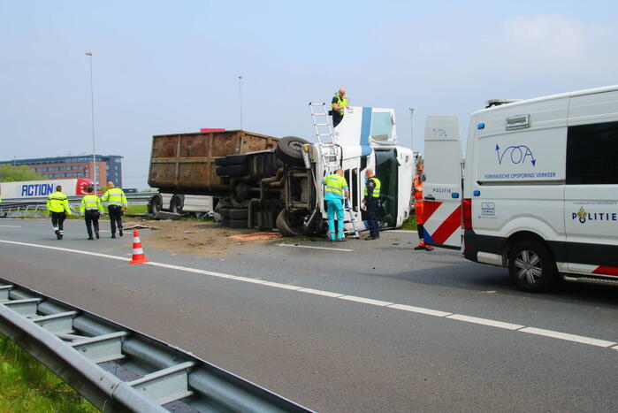 Verbindingsweg snelweg dicht door gekantelde vrachtwagen
