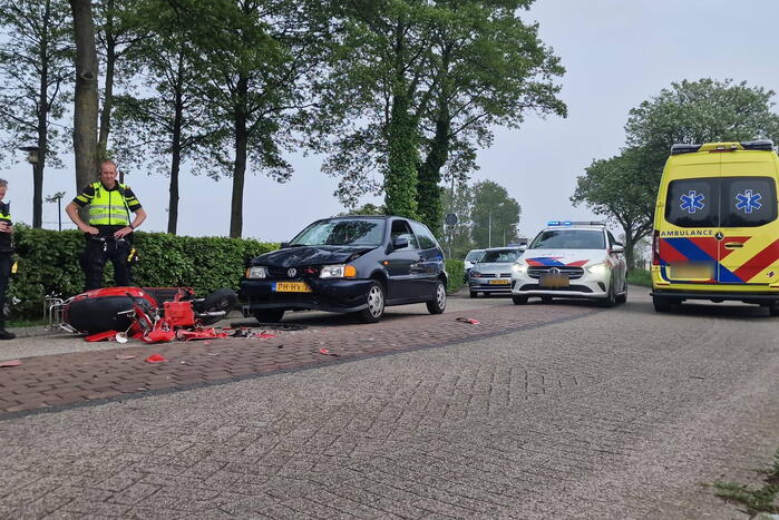 Scooterrijder botst frontaal op auto