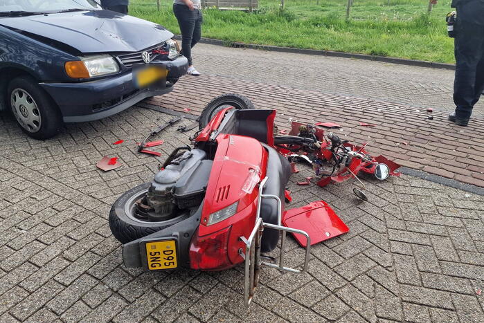 Scooterrijder botst frontaal op auto