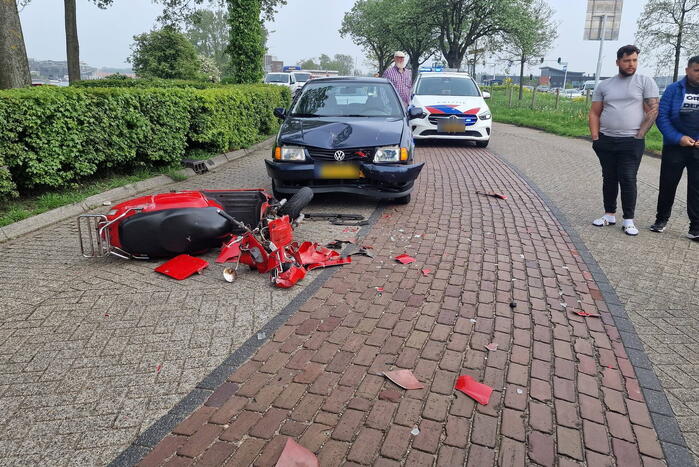 Scooterrijder botst frontaal op auto
