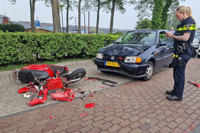 Scooterrijder botst frontaal op auto