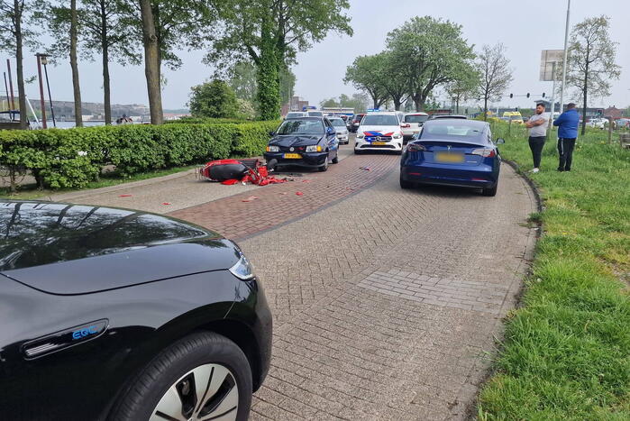 Scooterrijder botst frontaal op auto