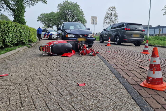 Scooterrijder botst frontaal op auto