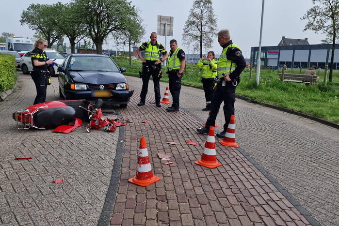 Scooterrijder botst frontaal op auto