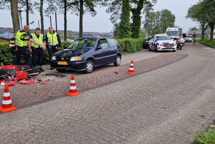 Scooterrijder botst frontaal op auto
