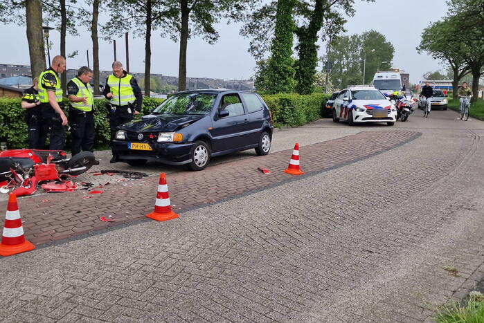 Scooterrijder botst frontaal op auto
