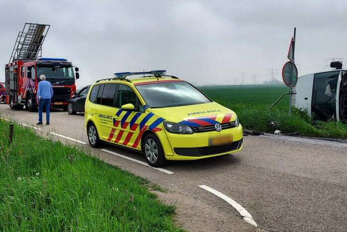 Zwaargewonde en ravage na botsing tussen bus en auto