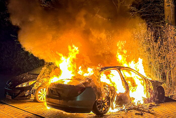 Auto in brand, explosie tijdens blussen