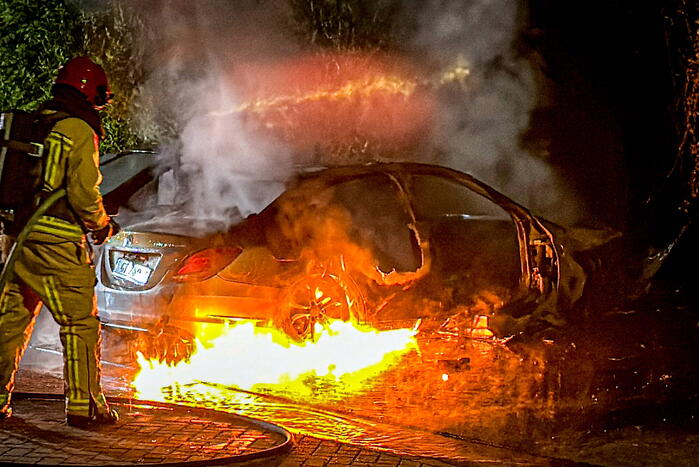 Auto in brand, explosie tijdens blussen