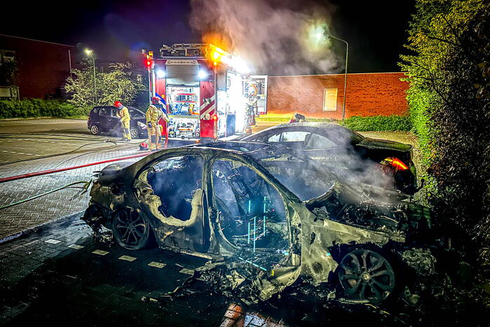 Auto in brand, explosie tijdens blussen