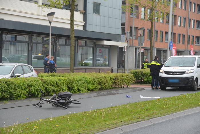 Fietser ernstig gewond bij botsing met taxibus
