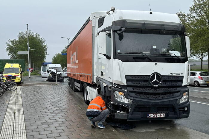 Vrachtwagen en auto botsen op kruising