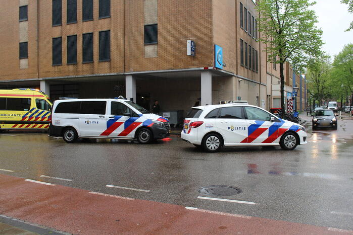 Twee fietsers botsen op elkaar