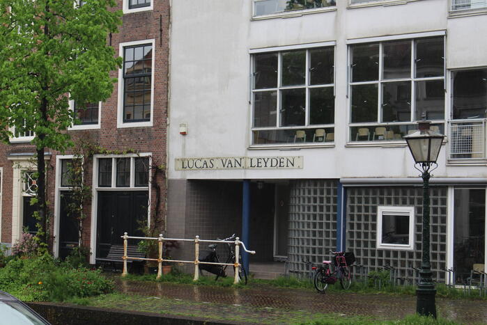 Straat afgezet na brand in gebouw basisschool Lucas van Leyden