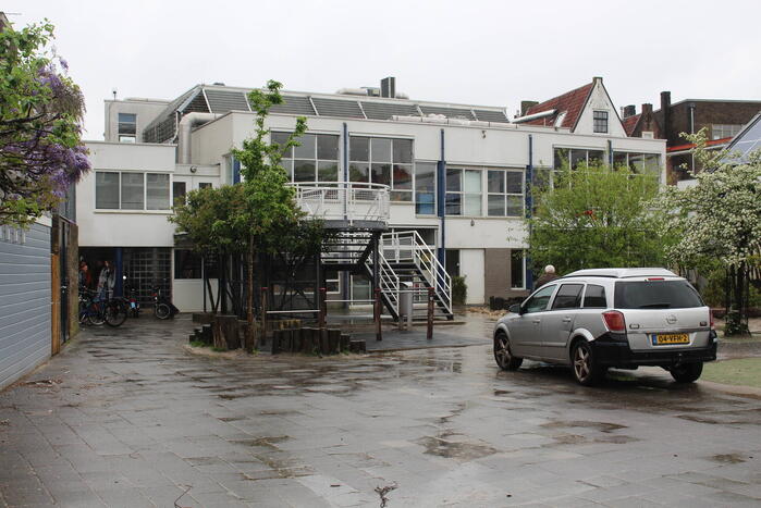 Straat afgezet na brand in gebouw basisschool Lucas van Leyden