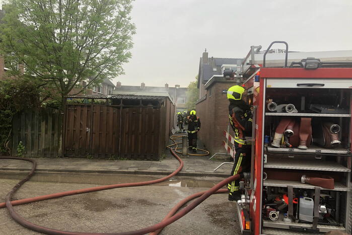 Brandweer blust brand in schuur