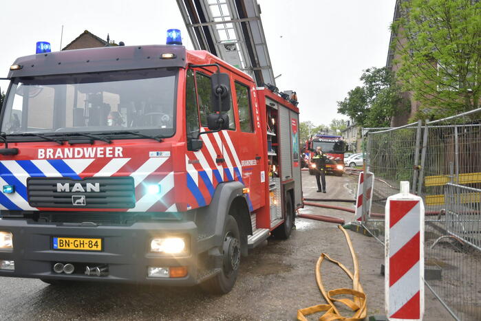 Brandweer blust brand in schuur