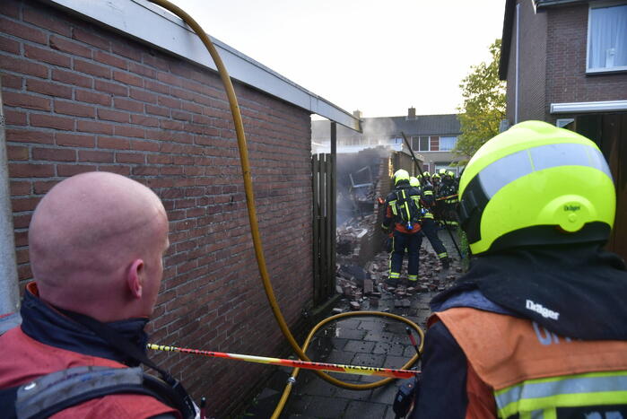 Brandweer blust brand in schuur