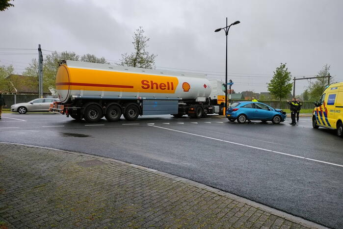 Vrachtwagen bulkoplegger botst op personenwagen