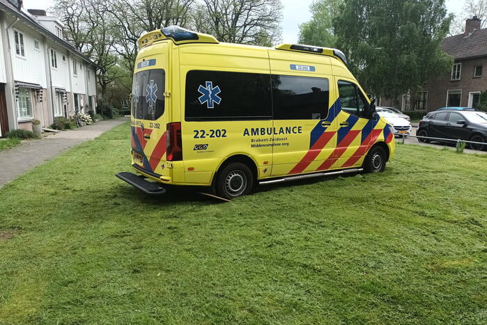 Ambulance rijdt zich vast op grasveld voor woning