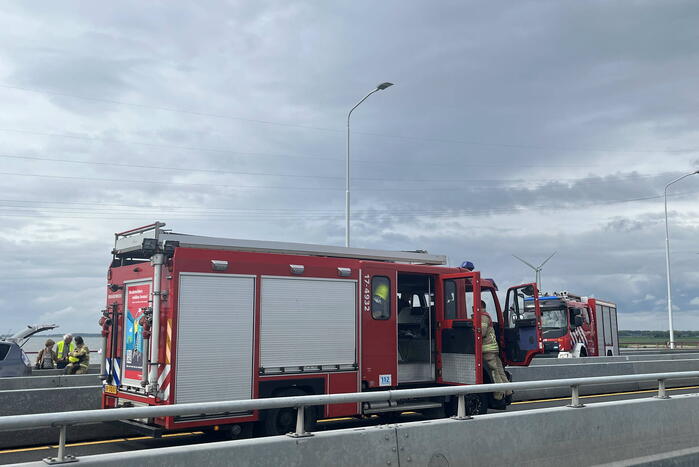 Rokende auto komt stil te staan op Haringvlietbrug