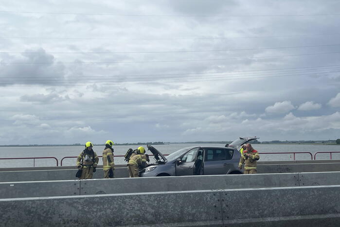 Rokende auto komt stil te staan op Haringvlietbrug