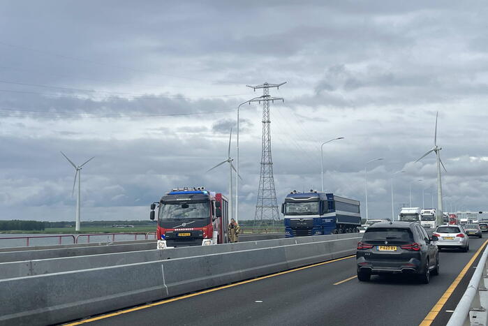 Rokende auto komt stil te staan op Haringvlietbrug