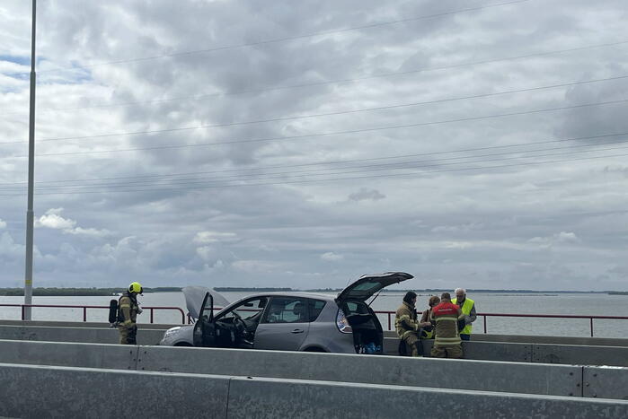 Rokende auto komt stil te staan op Haringvlietbrug