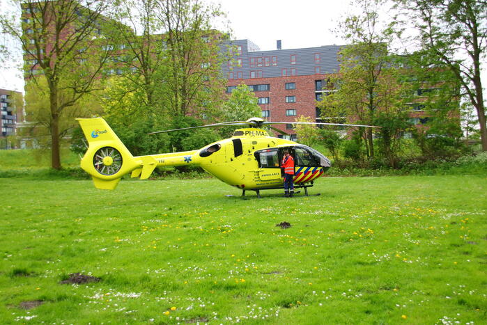 Traumahelikopter landt na steekpartij