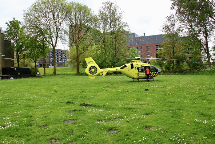 Traumahelikopter landt na steekpartij