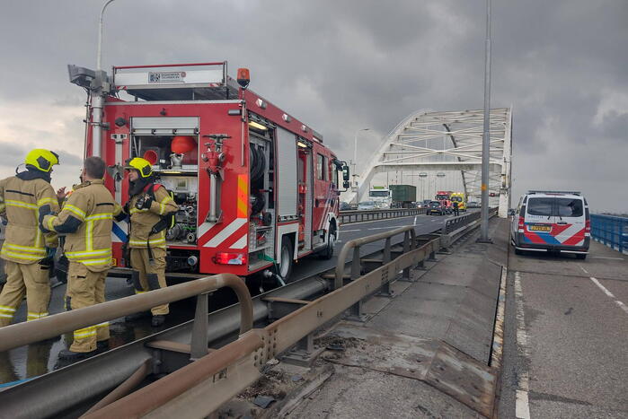 Veel file en wegafsluiting door autobrand