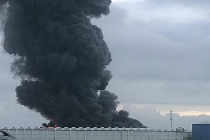 Grote rookwolken bij zeer grote industriebrand