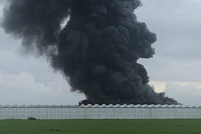 Grote rookwolken bij zeer grote industriebrand