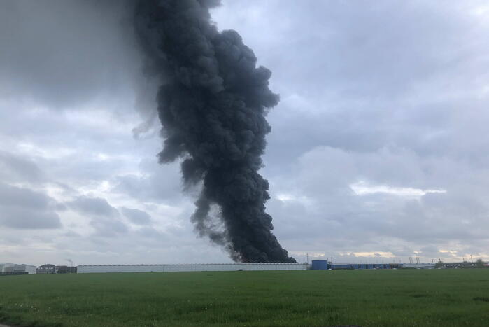 Grote rookwolken bij zeer grote industriebrand