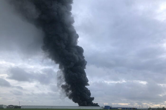 Grote rookwolken bij zeer grote industriebrand
