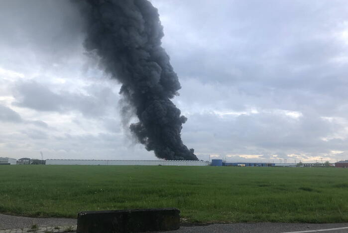 Grote rookwolken bij zeer grote industriebrand