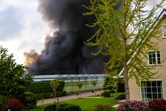 Grote rookwolken bij zeer grote industriebrand