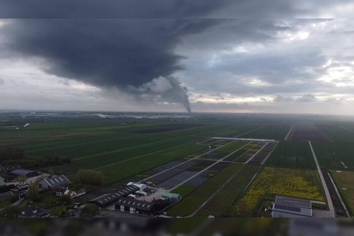 Grote rookwolken bij zeer grote industriebrand